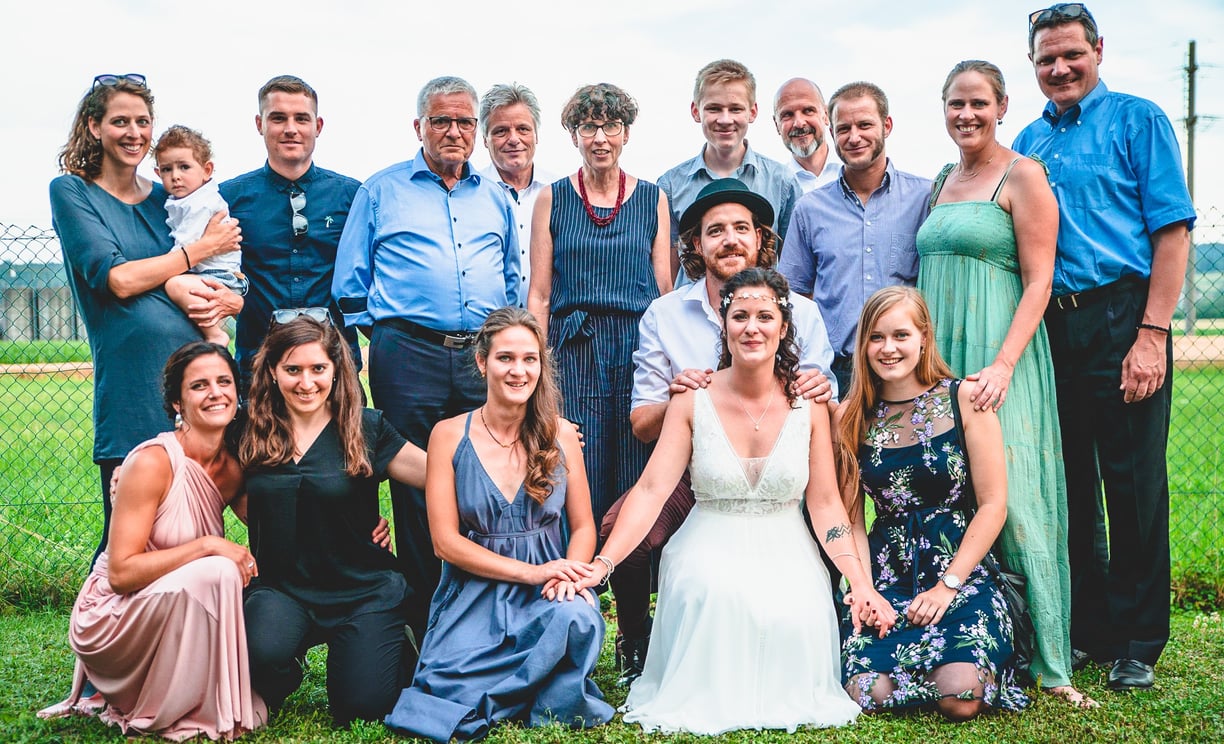 Gruppenfoto mit Familie und Freunden auf der Wiese – Hochzeit von Rege & Sven