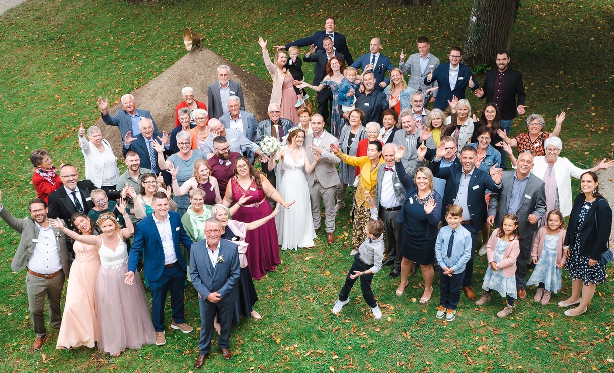 Gruppenfoto aller Hochzeitsgäste von oben – Hochzeit von Romana & Remo