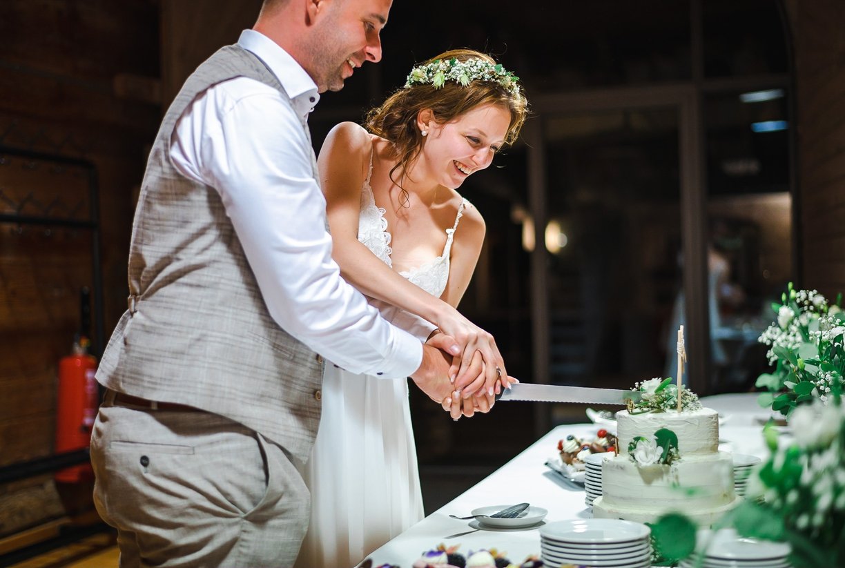 Brautpaar schneidet die Hochzeitstorte an – Hochzeit von Romana & Remo