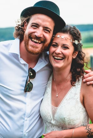 Brautpaar lacht Arm in Arm in die Kamera – Hochzeit von Rege & Sven