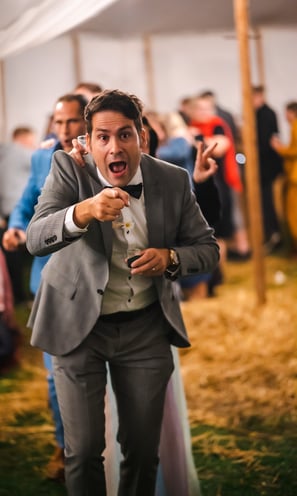 Gast im Anzug feiert ausgelassen im Festzelt – Hochzeit von Misch & Simu