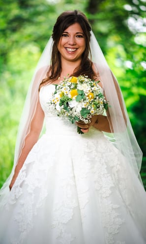 Braut mit Brautstrauss im Grünen – Hochzeit von Misch & Simu