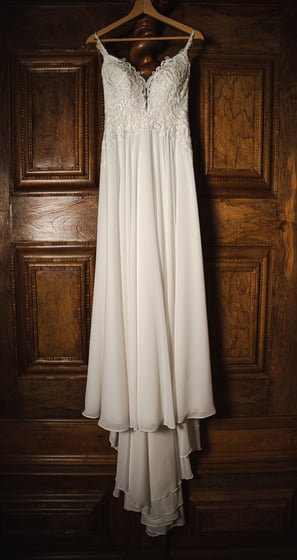 Brautkleid hängt an einer alten Holztür – Hochzeit von Romana & Remo