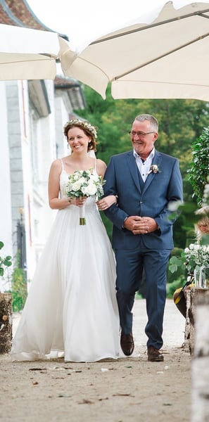 Braut wird zur Trauung geführt – Hochzeit von Romana & Remo