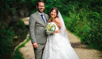 Brautpaar lächelnd auf einem Waldweg in der Verenaschlucht – Hochzeit von Misch & Simu