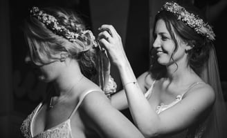 Der Braut wird beim Getting Ready der Blumenkranz gerichtet, Schwarz-Weiss – Hochzeit von Romana & Remo