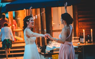 Braut tanzt ausgelassen mit einer Freundin am Abend – Hochzeit von Rege & Sven