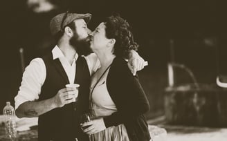 Paar küsst sich am Hochzeitsabend, Schwarz-Weiss – Hochzeit von Rege & Sven