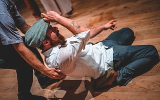 Gast liegt lachend auf der Tanzfläche – Hochzeit von Rege & Sven