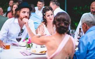 Brautpaar im Gespräch am Hochzeitstisch – Hochzeit von Rege & Sven