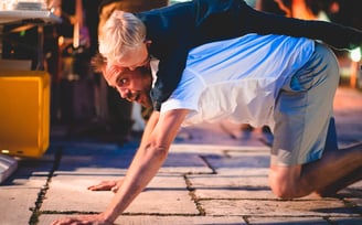 Gäste albern auf der Tanzfläche herum – Hochzeit von Rege & Sven
