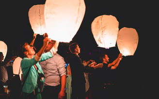 Gäste lassen Himmelslaternen in den Nachthimmel steigen – Hochzeit von Rege & Sven