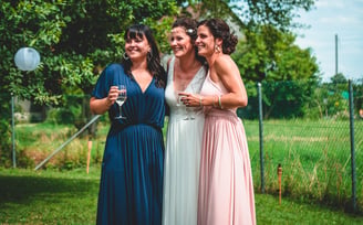 Braut stösst mit zwei Freundinnen im Garten an – Hochzeit von Rege & Sven