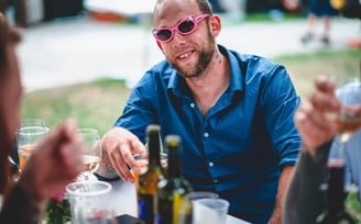Gast mit pinker Sonnenbrille am Tisch – Hochzeit von Rege & Sven