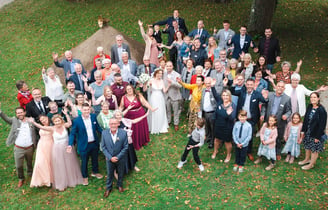 Gruppenfoto aller Hochzeitsgäste von oben – Hochzeit von Romana & Remo