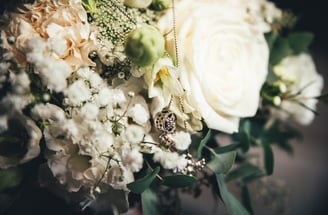 Brautstrauss mit weissen Rosen und Schleierkraut – Hochzeit von Romana & Remo