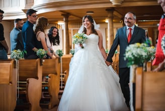 Braut wird durch die Kirche zum Altar geführt – Hochzeit von Misch & Simu