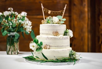 Hochzeitstorte mit Holz-Topper und Blumen – Hochzeit von Romana & Remo