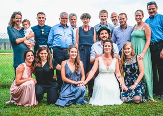Gruppenfoto mit Familie und Freunden auf der Wiese – Hochzeit von Rege & Sven