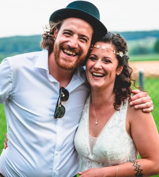 Brautpaar lacht Arm in Arm in die Kamera – Hochzeit von Rege & Sven