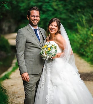 Brautpaar lächelnd auf einem Waldweg in der Verenaschlucht – Hochzeit von Misch & Simu