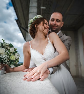 Hände des Brautpaars mit Eheringen – Hochzeit von Romana & Remo