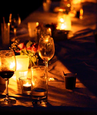 Kerzenlicht und Weingläser auf dem Tisch bei Nacht – Hochzeit von Rege & Sven
