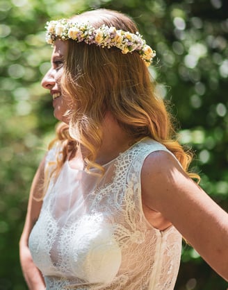 Braut mit Blumenkranz lacht im Wald – Hochzeit von Tina & Will