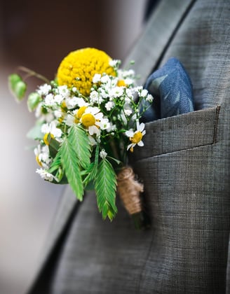 Anstecker mit gelben Blüten am Anzug des Bräutigams – Hochzeit von Misch & Simu