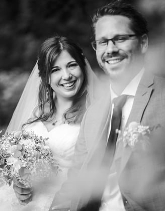 Brautpaar lächelnd, Schwarz-Weiss – Hochzeit von Misch & Simu