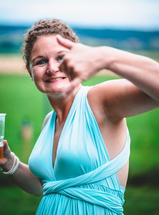 Gast im türkisen Kleid macht Faxen für die Kamera – Hochzeit von Rege & Sven