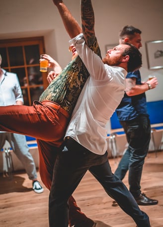 Ausgelassener Tanz auf der Hochzeitsparty – Hochzeit von Rege & Sven