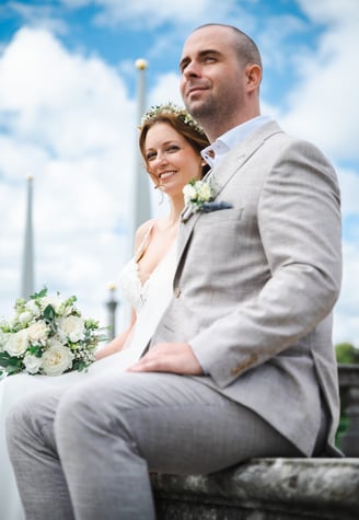 Brautpaar vor blauem Himmel im Schlossgarten – Hochzeit von Romana & Remo