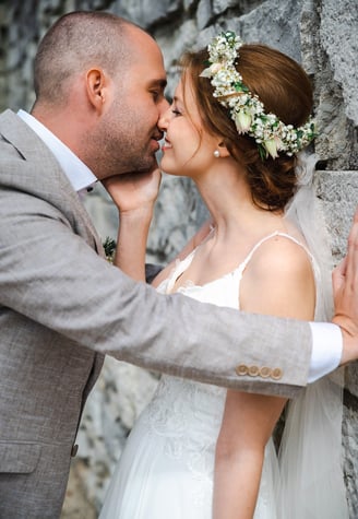 Bräutigam küsst die Braut mit Blumenkranz – Hochzeit von Romana & Remo
