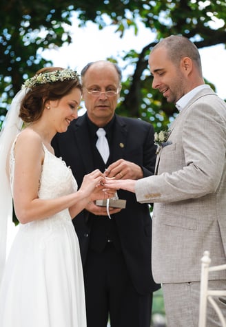 Ringtausch bei der Trauung – Hochzeit von Romana & Remo