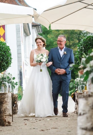 Braut wird zur Trauung geführt – Hochzeit von Romana & Remo