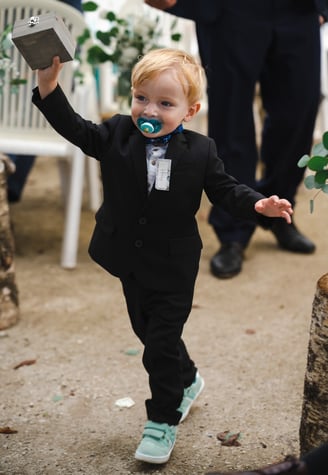 Kleiner Ringträger im Anzug bei der Trauung – Hochzeit von Romana & Remo