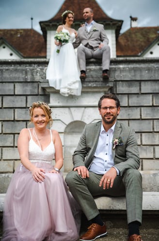 Zwei Paare auf der Treppe vor Schloss Waldegg – Hochzeit von Romana & Remo