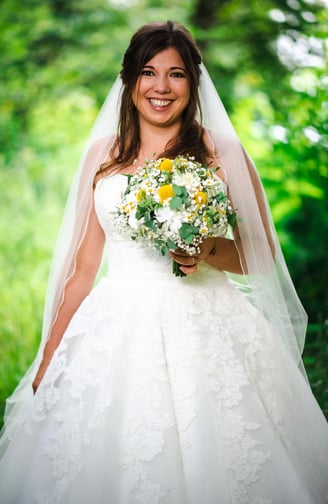 Braut mit Brautstrauss im Grünen – Hochzeit von Misch & Simu