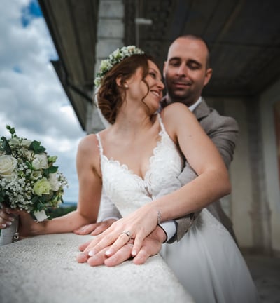 Hände des Brautpaars mit Eheringen – Hochzeit von Romana & Remo
