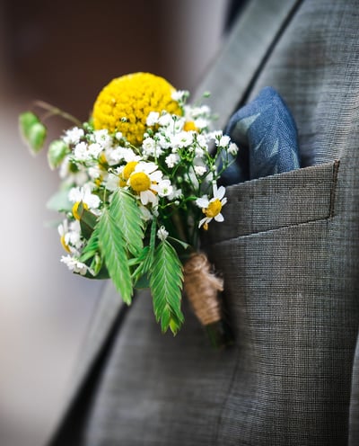 Anstecker mit gelben Blüten am Anzug des Bräutigams – Hochzeit von Misch & Simu