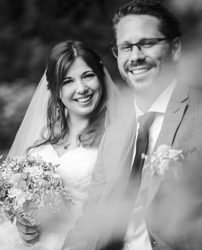 Brautpaar lächelnd, Schwarz-Weiss – Hochzeit von Misch & Simu