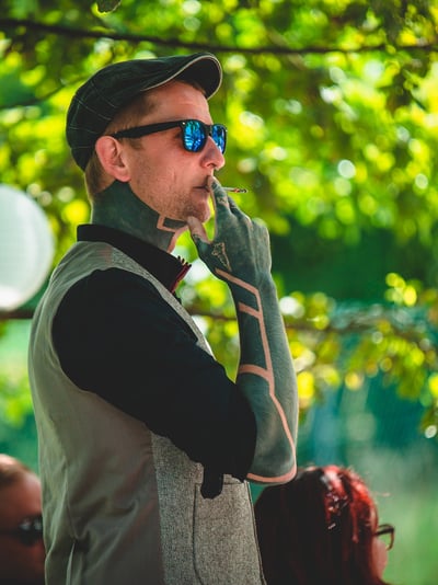 Gast mit Sonnenbrille und Mütze im Garten – Hochzeit von Rege & Sven