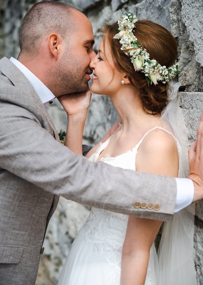 Bräutigam küsst die Braut mit Blumenkranz – Hochzeit von Romana & Remo