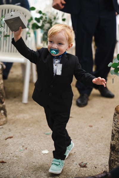 Kleiner Ringträger im Anzug bei der Trauung – Hochzeit von Romana & Remo