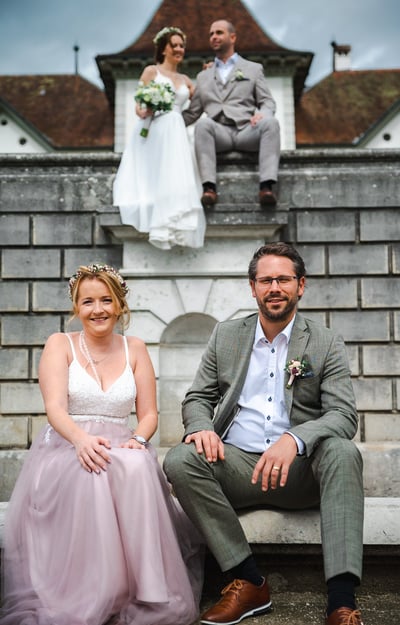 Zwei Paare auf der Treppe vor Schloss Waldegg – Hochzeit von Romana & Remo