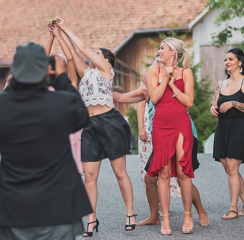 Freundinnen jubeln mit erhobenen Armen – Hochzeit von Tina & Will