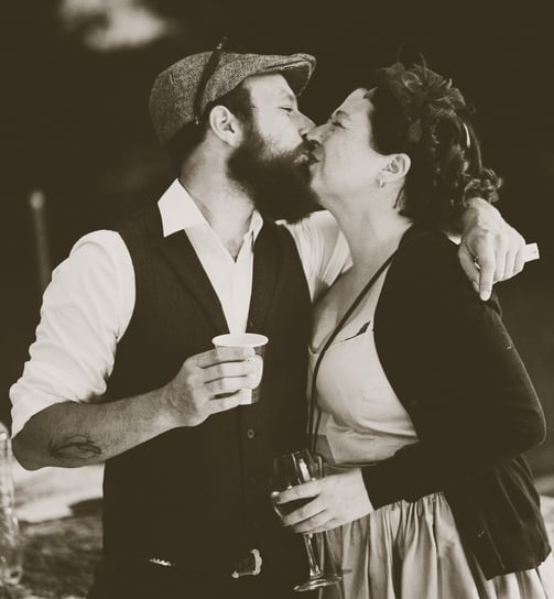Paar küsst sich am Hochzeitsabend, Schwarz-Weiss – Hochzeit von Rege & Sven