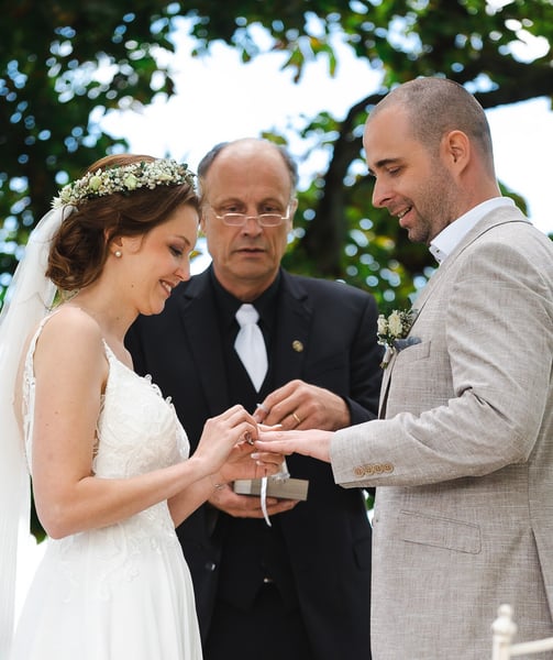 Ringtausch bei der Trauung – Hochzeit von Romana & Remo