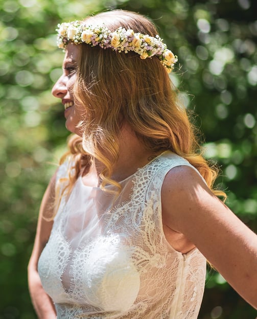 Braut mit Blumenkranz lacht im Wald – Hochzeit von Tina & Will